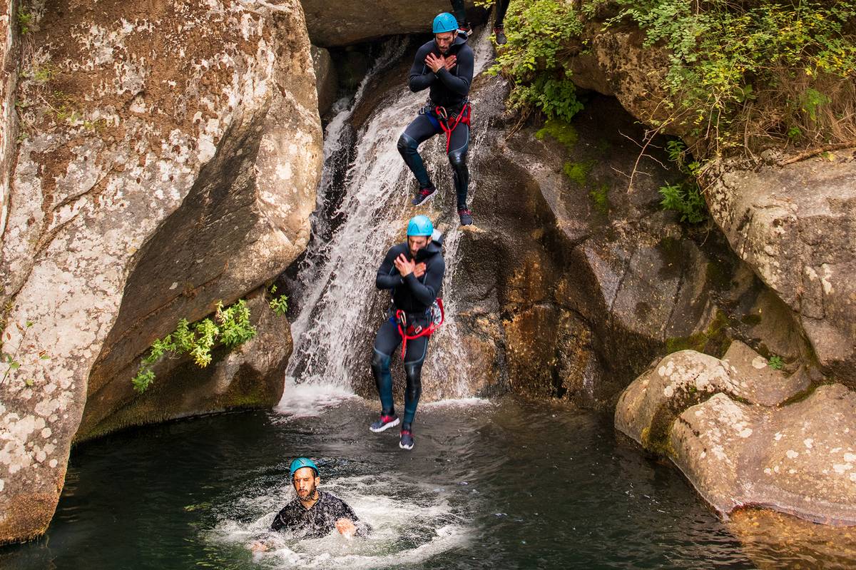saut dans une vasque au pied d'une cascade